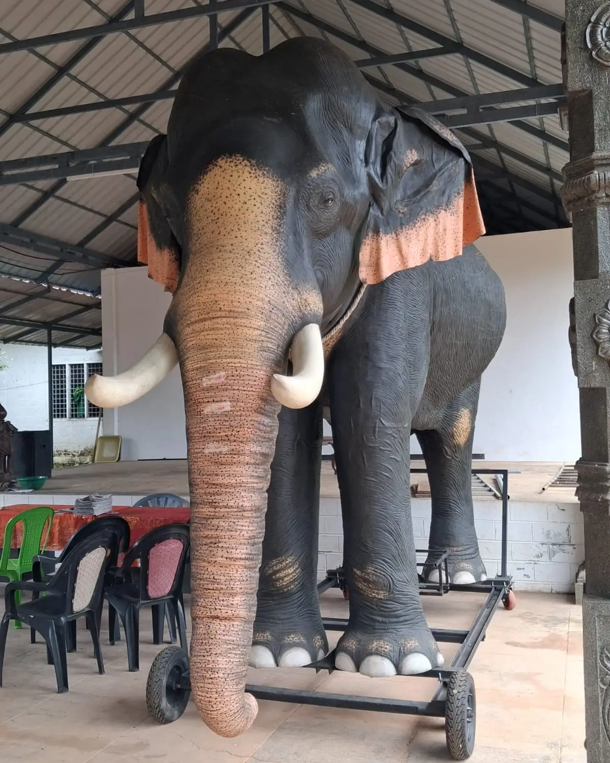 റോബോട്ടിക് ആനയായ മഹാദേവൻ
