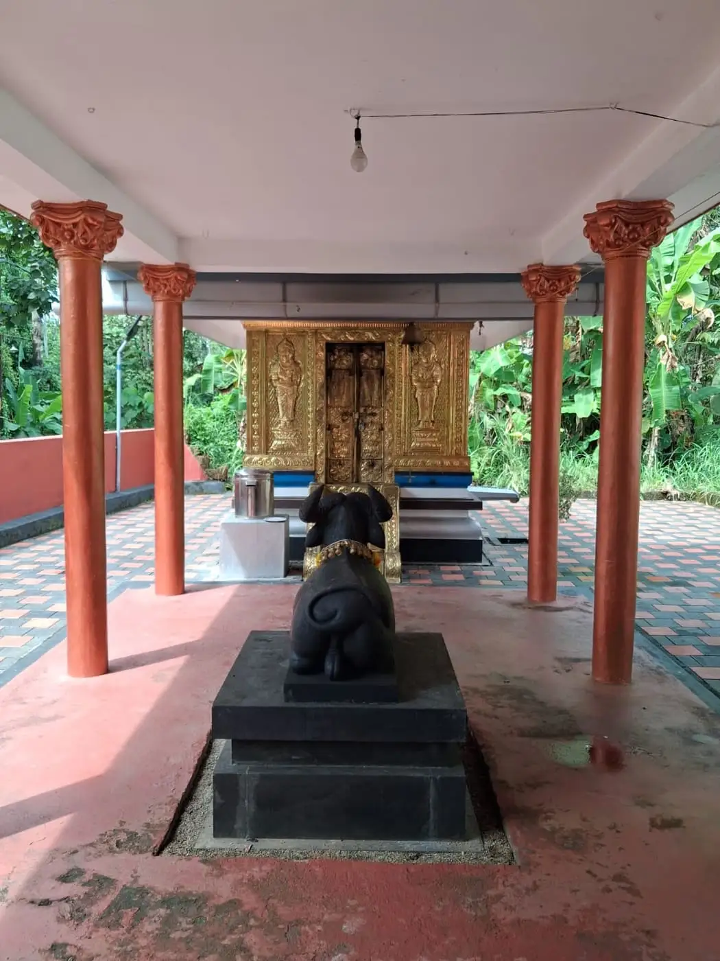 ശ്രീകോവിലിലേക്കുള്ള മേൽക്കൂരയുള്ള മണ്ഡപം