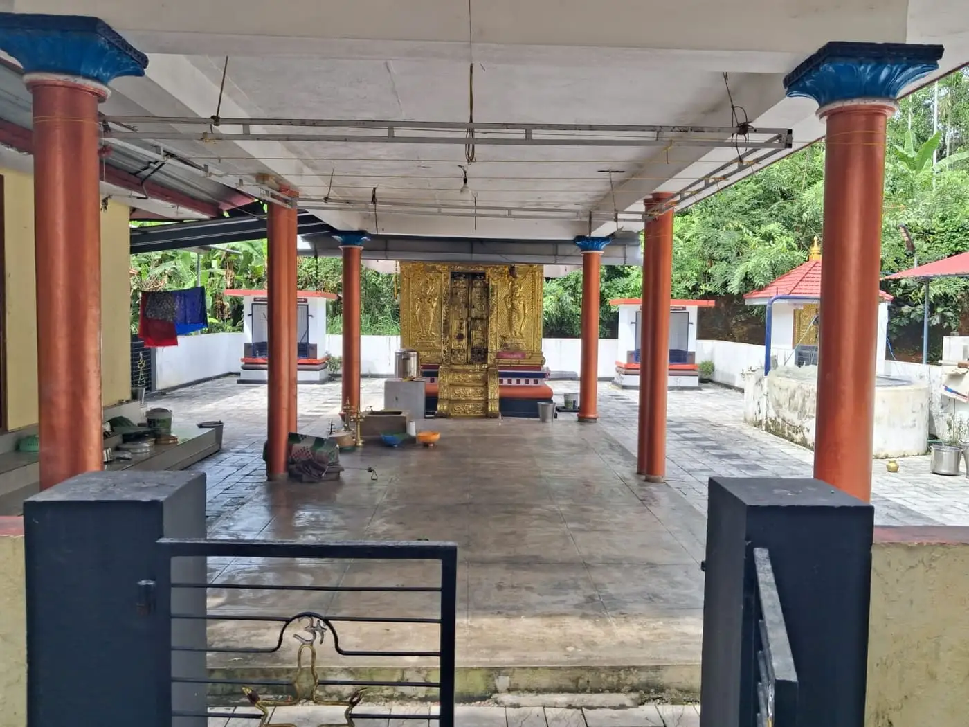 അങ്ങേയറ്റത്ത് ശ്രീകോവിൽ കാണുന്ന നീണ്ട മണ്ഡപം