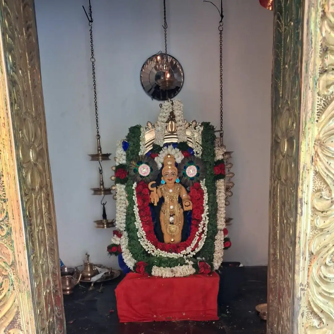 പൂമാലകളാൽ അലങ്കരിച്ച ശ്രീകോവിൽ