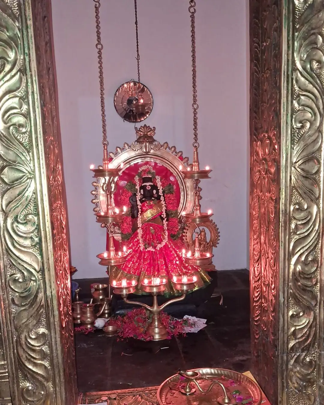 ദീപപ്രഭയിൽ ശ്രീകോവിൽ