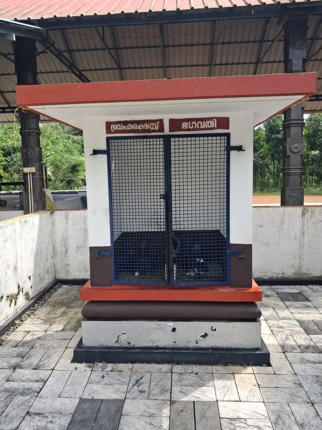 ക്ഷേത്രമുറ്റത്തെ ഒരു സന്നിധി