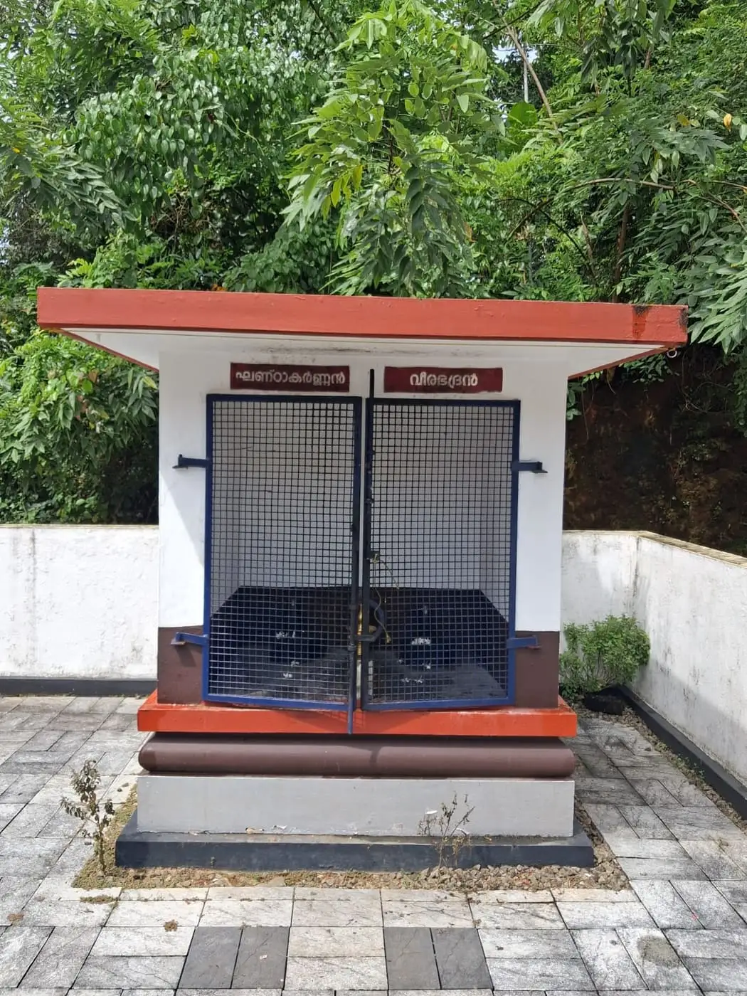 ബോർഡുള്ള ഒരു സന്നിധി