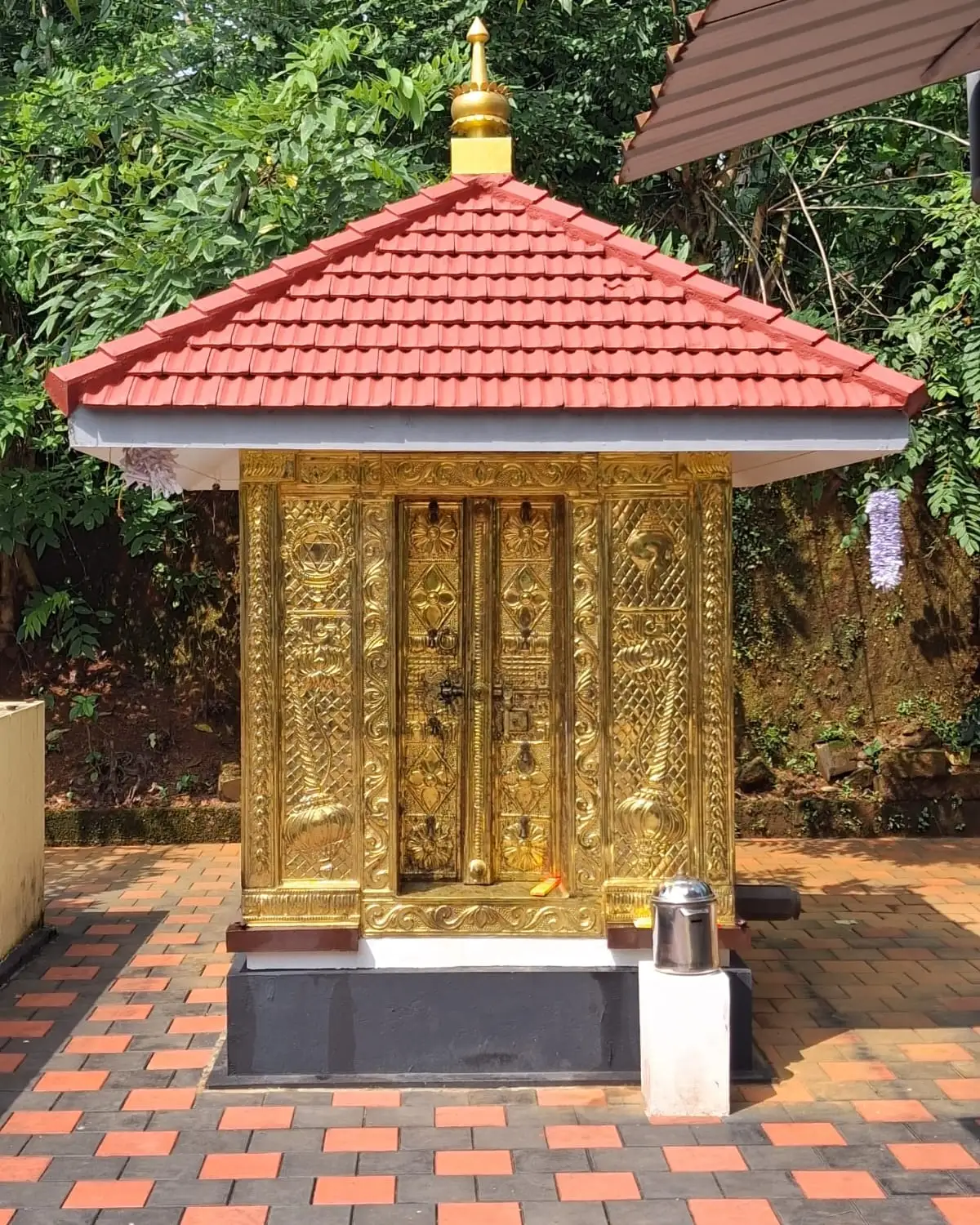 ക്ഷേത്രമുറ്റത്തെ ചെറിയ സന്നിധി
