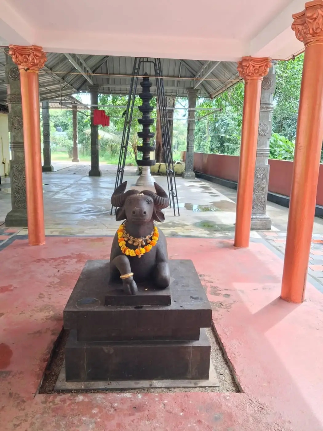 മണ്ഡപത്തിലെ പൂമാല ചാർത്തിയ കല്ലുപ്രതിമ