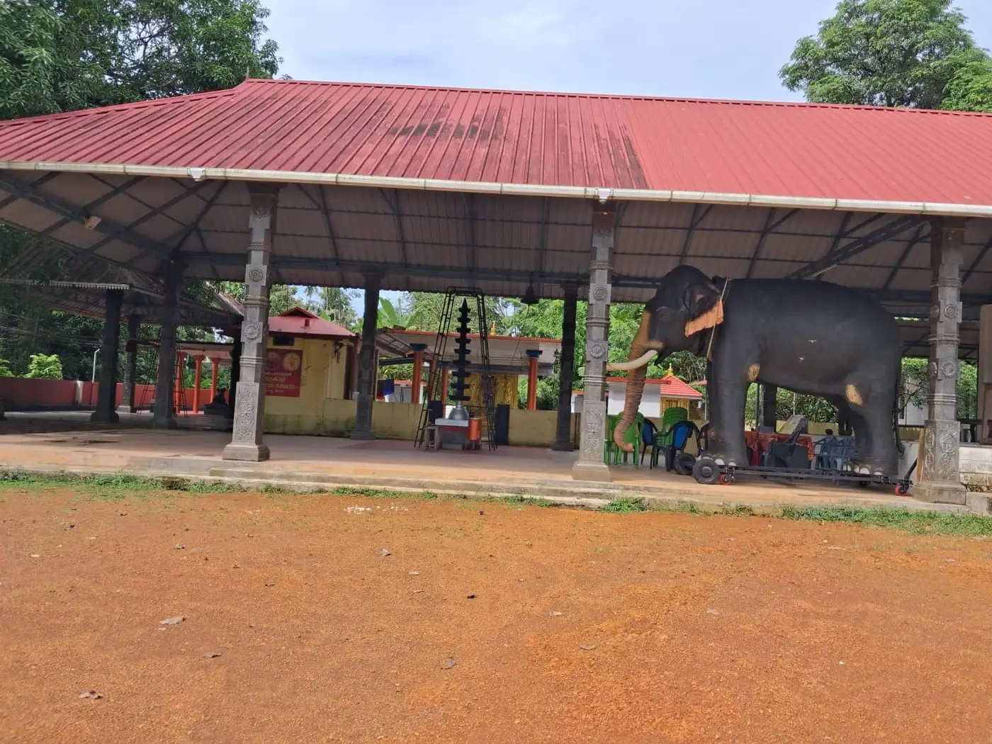 ക്ഷേത്രവളപ്പ്, തണലിൽ റോബോട്ടിക് ആനയോടൊപ്പം